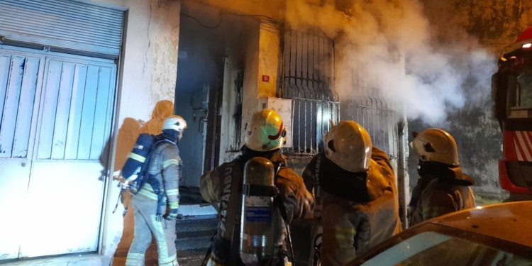 Fatih’te yangın: 4 kişi ve 6 yavru kedi kurtarıldı